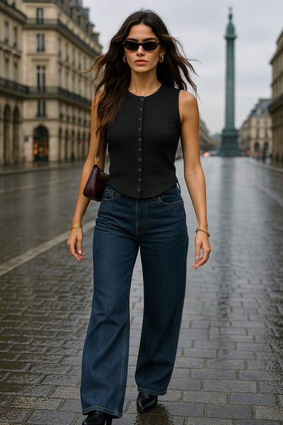 Top de punto, sin mangas, cuello redondo, bajo curveado frontal e hilera frontal de botones. Detalle de rib en bordes.