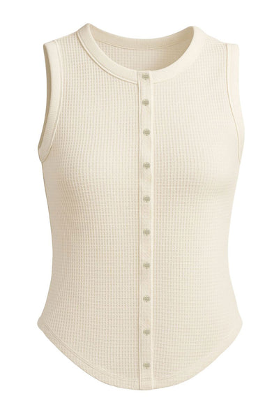 Top de punto, sin mangas, cuello redondo, bajo curveado frontal e hilera frontal de botones. Detalle de rib en bordes.