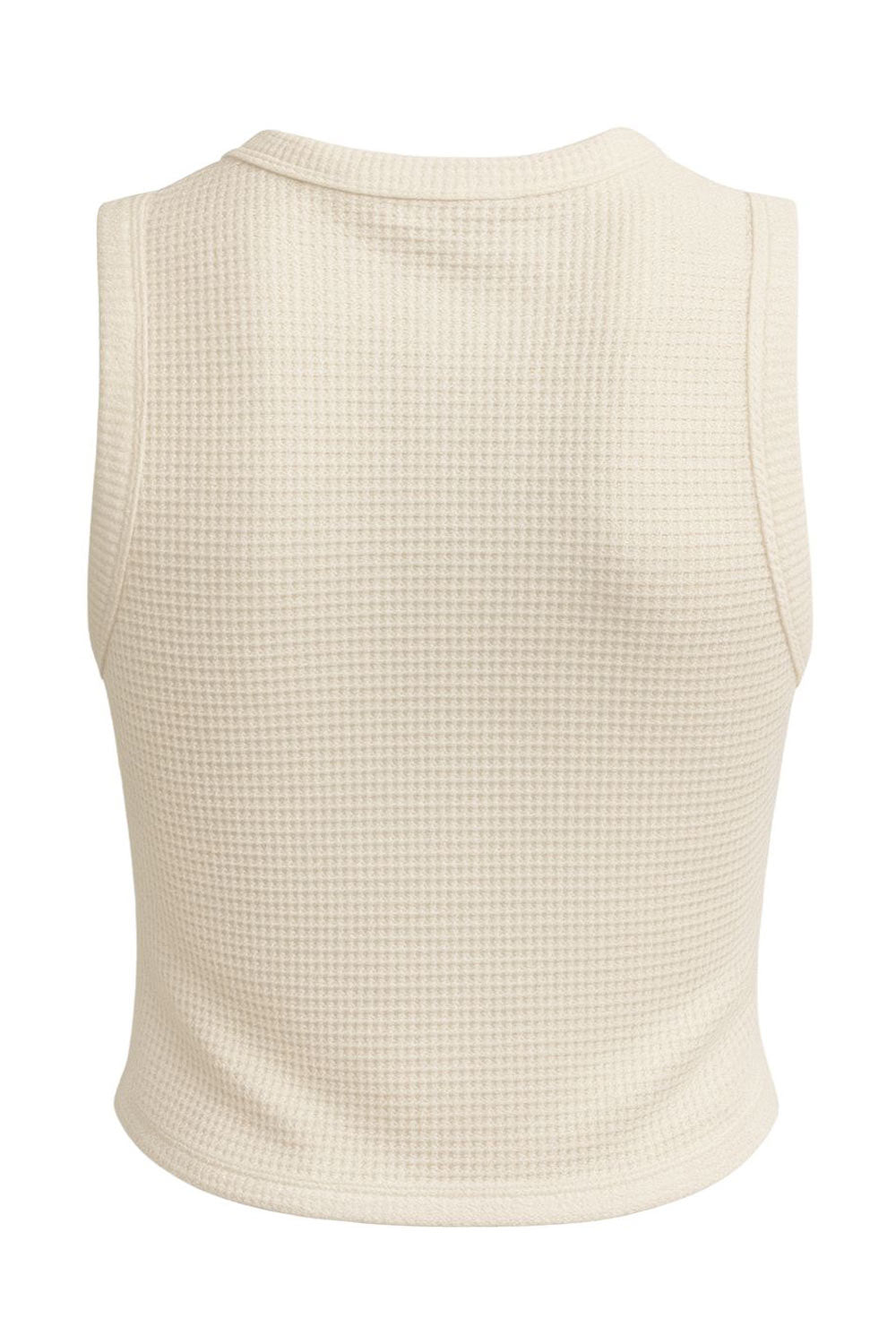 Top de punto, sin mangas, cuello redondo, bajo curveado frontal e hilera frontal de botones. Detalle de rib en bordes.