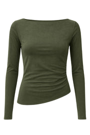 Top de gamuza, fit ajustado, manga larga, cuello barco, bajo asimétrico y detalle de plisados en costado.