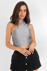 Top satinado asimétrico con plisados choker