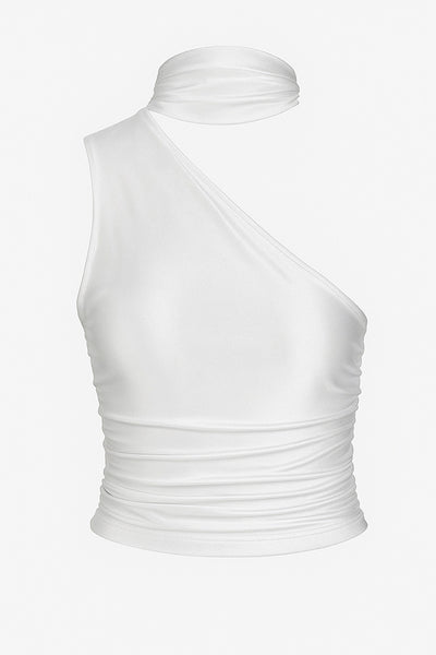 Top satinado asimétrico, de fit ajustado, detalles plisados laterales y en hombro, sin mangas, un hombro, escote diagonal y choker con plisados. Cierre posterior con botón y ojal.
