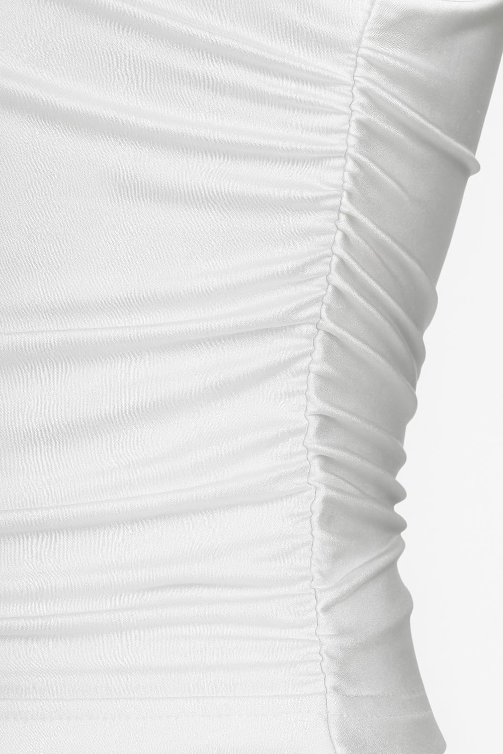 Top satinado asimétrico, de fit ajustado, detalles plisados laterales y en hombro, sin mangas, un hombro, escote diagonal y choker con plisados. Cierre posterior con botón y ojal.