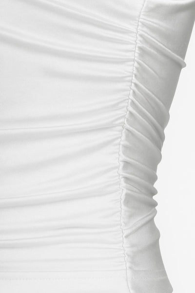 Top satinado asimétrico, de fit ajustado, detalles plisados laterales y en hombro, sin mangas, un hombro, escote diagonal y choker con plisados. Cierre posterior con botón y ojal.