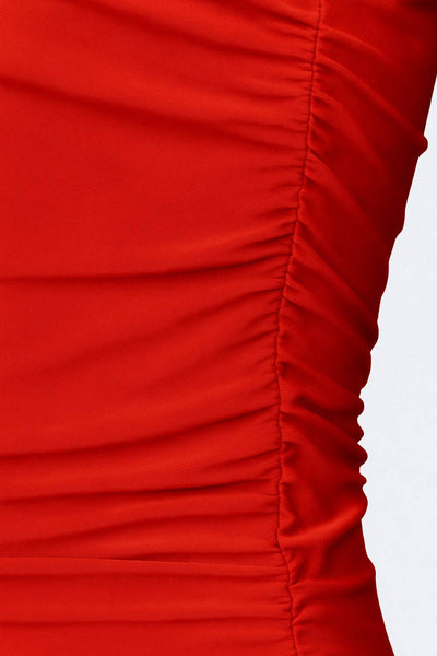 Top satinado asimétrico, de fit ajustado, detalles plisados laterales y en hombro, sin mangas, un hombro, escote diagonal y choker con plisados. Cierre posterior con botón y ojal.