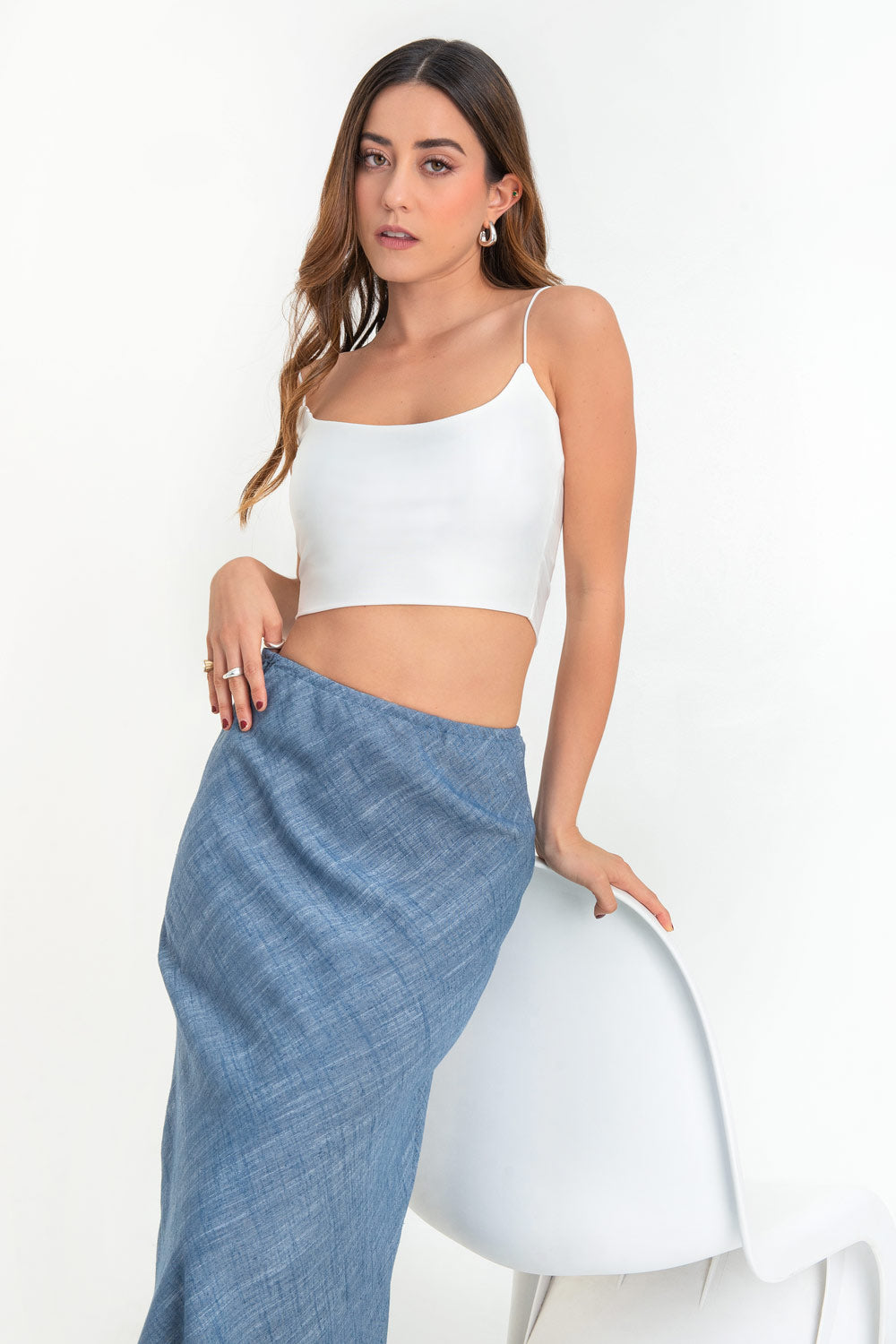 Top satinado de fit ajustado, escote redondeado y tirantes delgados elásticos.