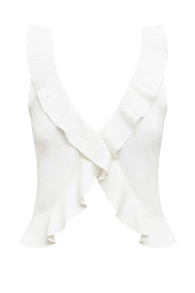 Top corto sin mangas, de fit ajustado, escote v cruzado con olanes en borde, abertura frontal en bajo con olanes y detalle de textura en tejido.