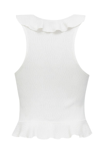 Top corto sin mangas, de fit ajustado, escote v cruzado con olanes en borde, abertura frontal en bajo con olanes y detalle de textura en tejido.