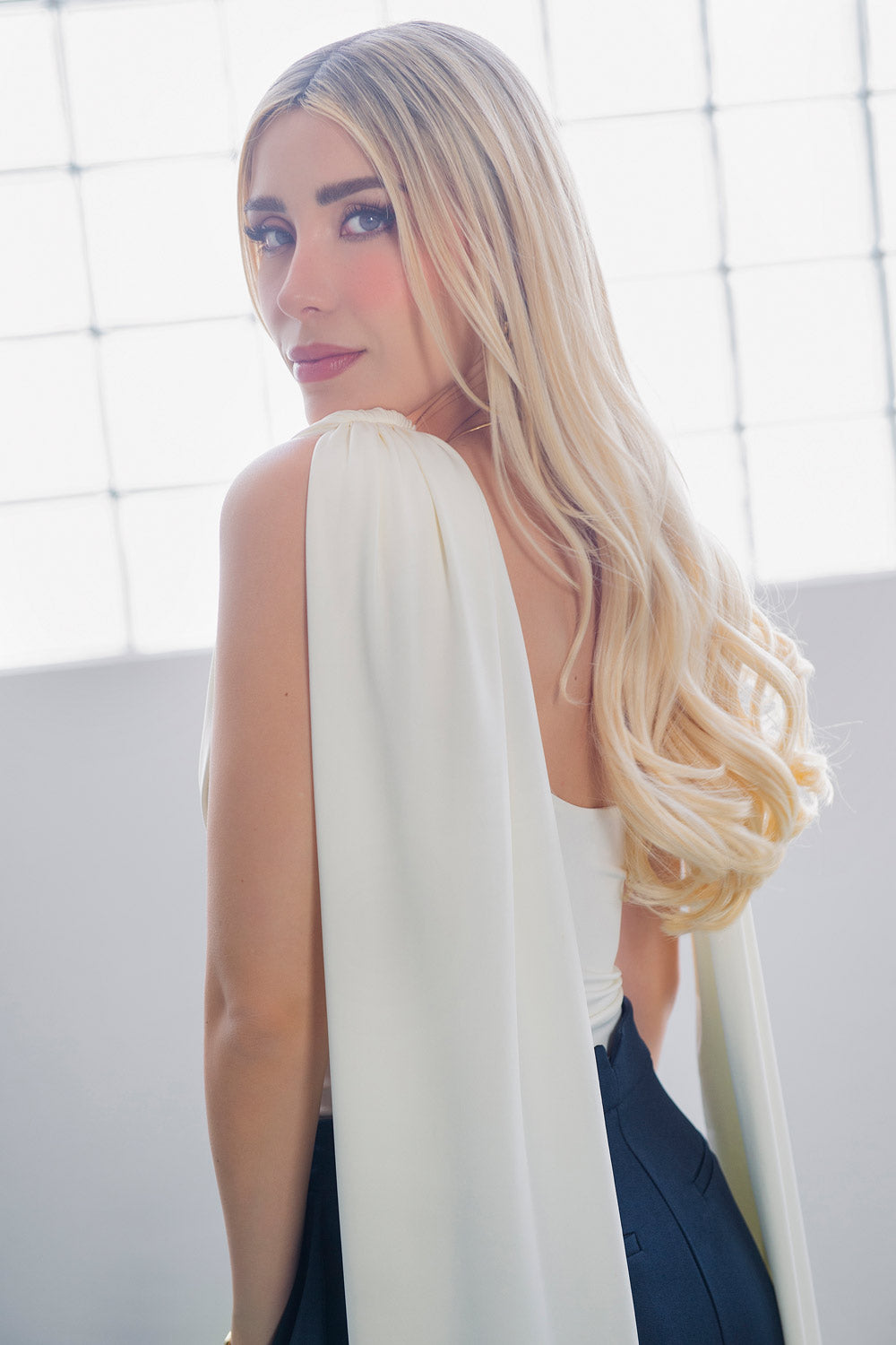 Top de fit ajustado, sin mangas, cuello redondo y detalle decorativo frontal con plisados en hombros.