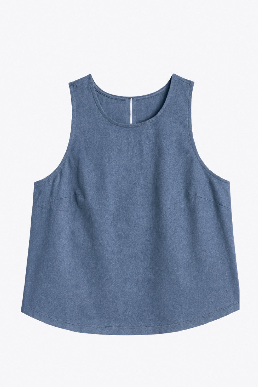 Blusa básica de gamuza, cuello redondo, sin mangas, fit recto, bajo curveado, cierre posterior con botón y ojal.