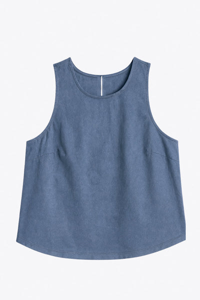 Blusa básica de gamuza, cuello redondo, sin mangas, fit recto, bajo curveado, cierre posterior con botón y ojal.