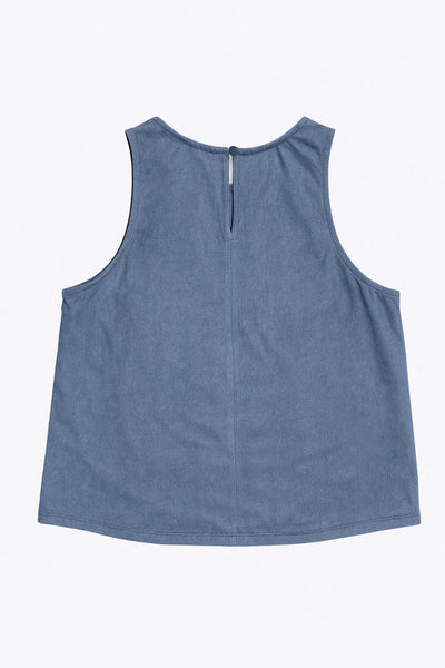 Blusa básica de gamuza, cuello redondo, sin mangas, fit recto, bajo curveado, cierre posterior con botón y ojal.