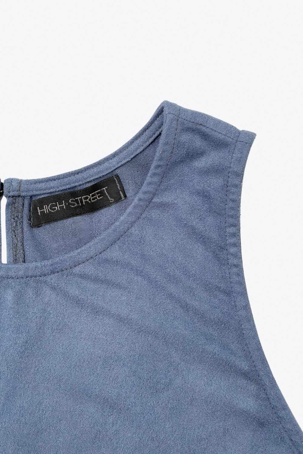 Blusa básica de gamuza, cuello redondo, sin mangas, fit recto, bajo curveado, cierre posterior con botón y ojal.