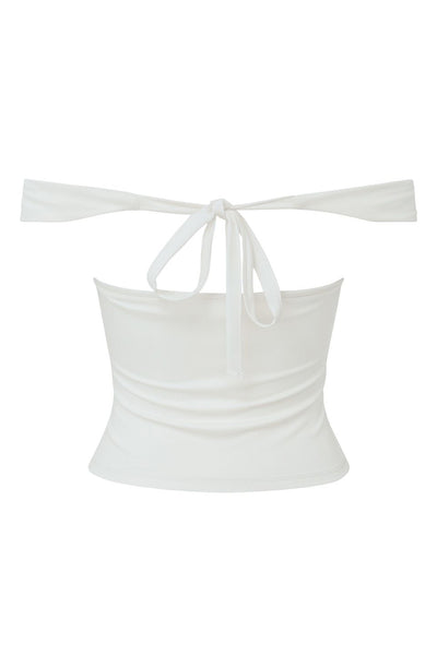 Top corto de fit ajustado, hombros descubiertos, manga corta seguida y detalle de cut out en espalda con lazo amarrable posterior.