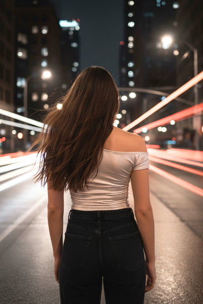 Top metálico asimétrico de fit ajustado, escote diagonal, una manga corta seguida con hombro descubierto, plisados en hombro y bajo frontal asimétrico. Detalle de plisados en costados.