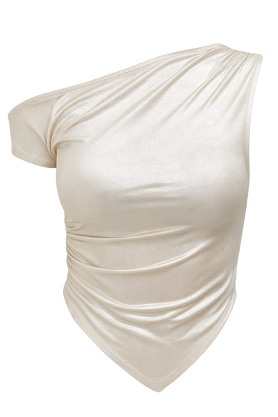 Top metálico asimétrico de fit ajustado, escote diagonal, una manga corta seguida con hombro descubierto, plisados en hombro y bajo frontal asimétrico. Detalle de plisados en costados.