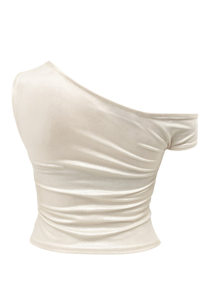 Top metálico asimétrico de fit ajustado, escote diagonal, una manga corta seguida con hombro descubierto, plisados en hombro y bajo frontal asimétrico. Detalle de plisados en costados.