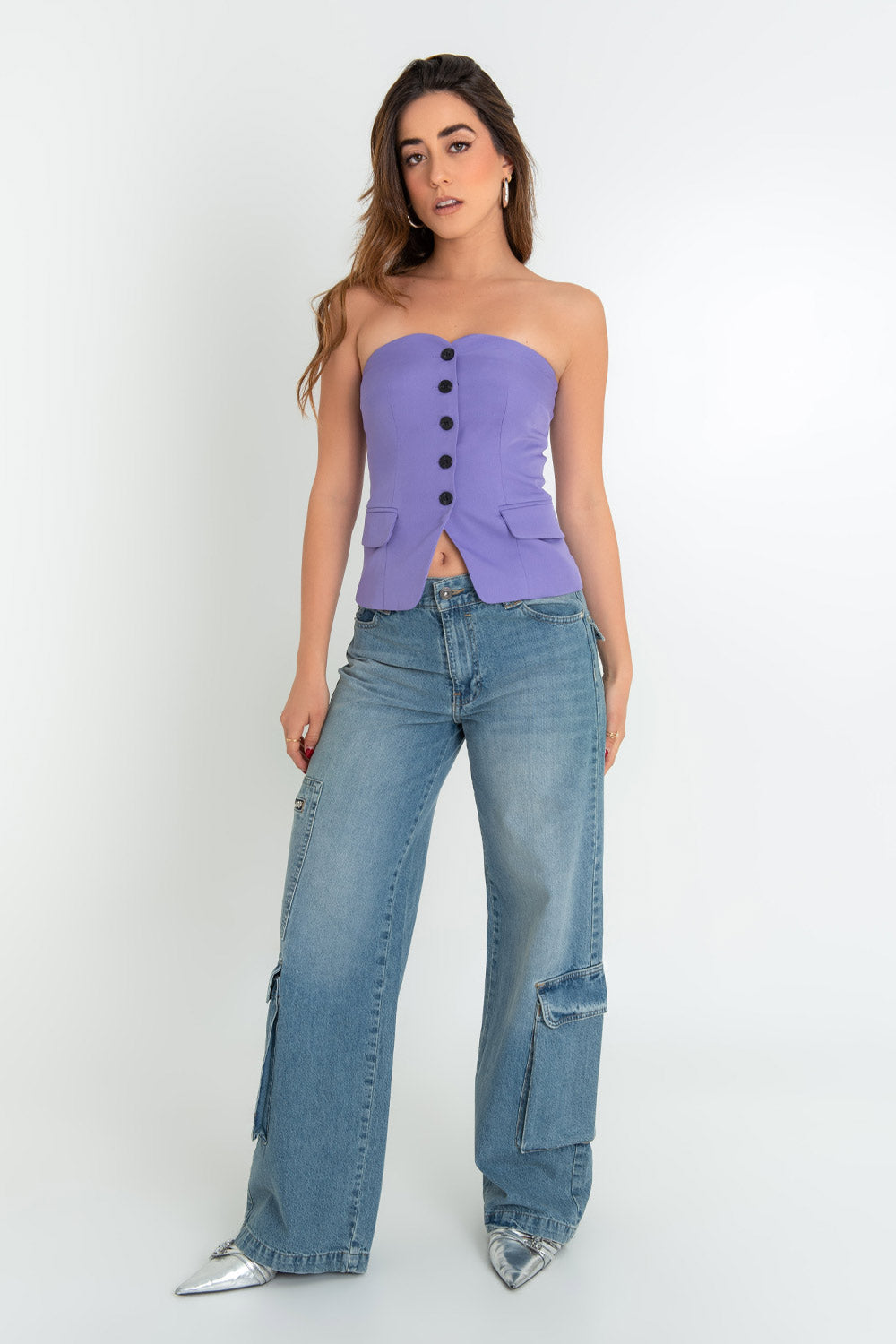 Top tubo de fit ajustado, strapless, escote corazón, bolsillos decorativos frontales con cartera y cierre frontal con hilera de botones.