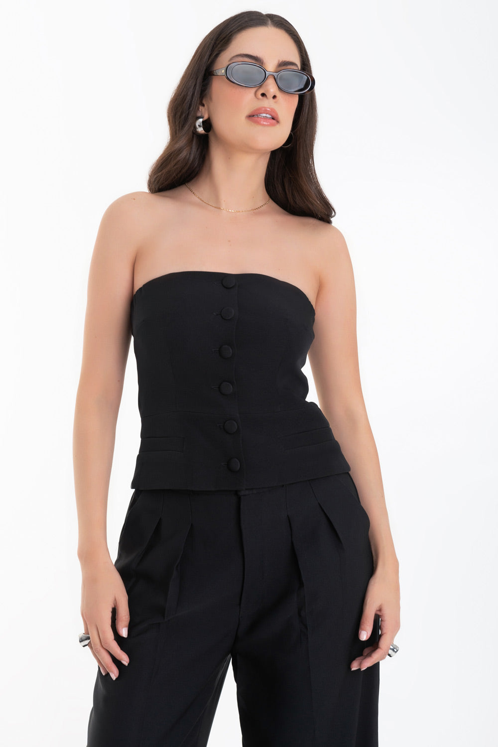 Top tubo de fit ajustado, strapless, escote recto, corte en cintura, vivos decorativos y cierre frontal con hilera de botones forrados.