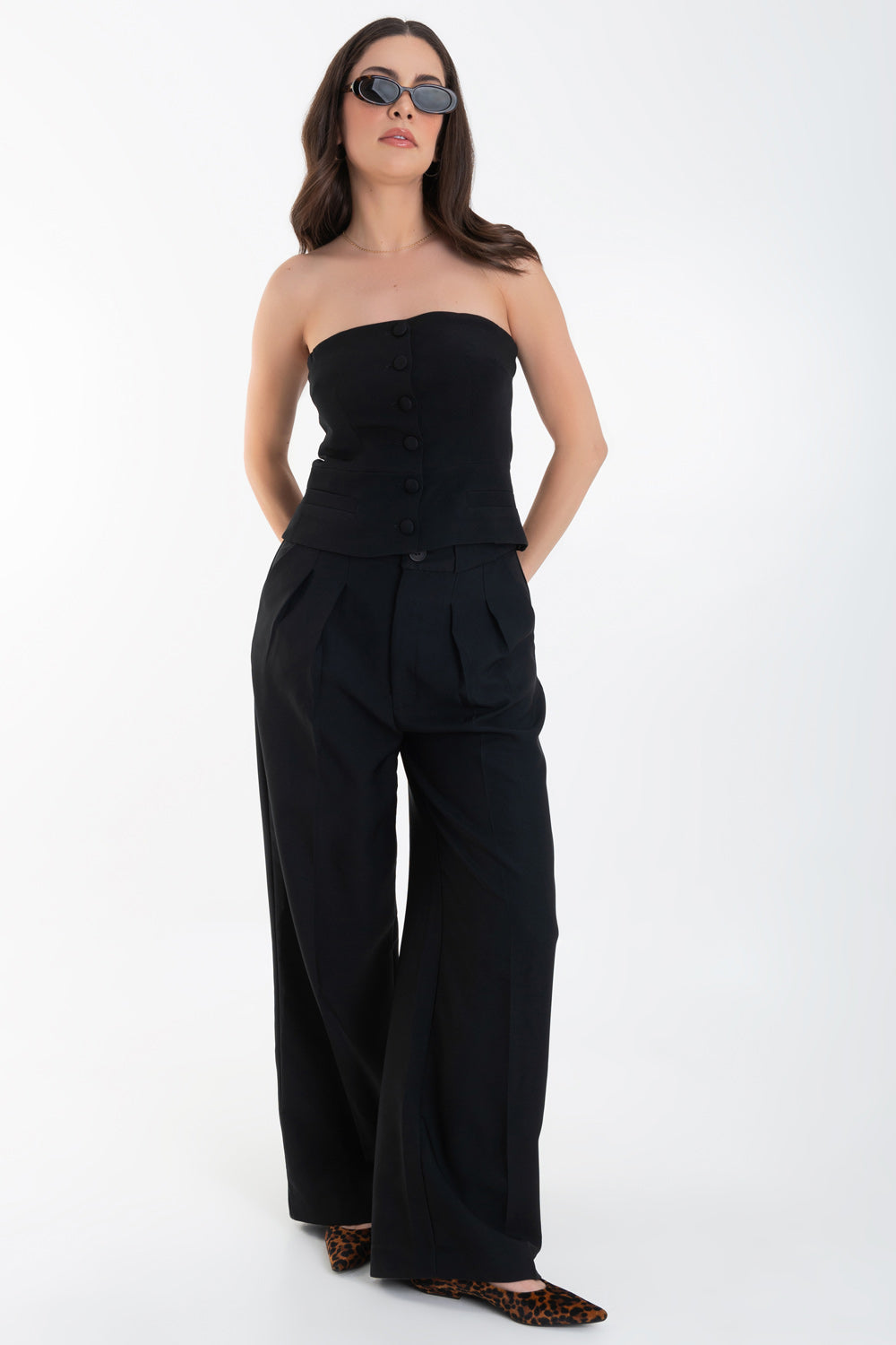 Top tubo de fit ajustado, strapless, escote recto, corte en cintura, vivos decorativos y cierre frontal con hilera de botones forrados.