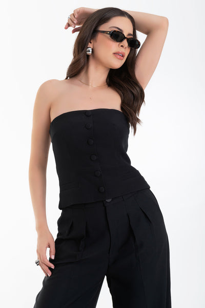 Top tubo de fit ajustado, strapless, escote recto, corte en cintura, vivos decorativos y cierre frontal con hilera de botones forrados.