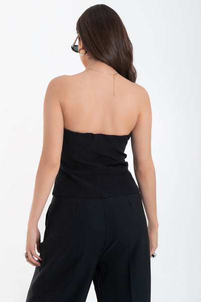 Top tubo de fit ajustado, strapless, escote recto, corte en cintura, vivos decorativos y cierre frontal con hilera de botones forrados.
