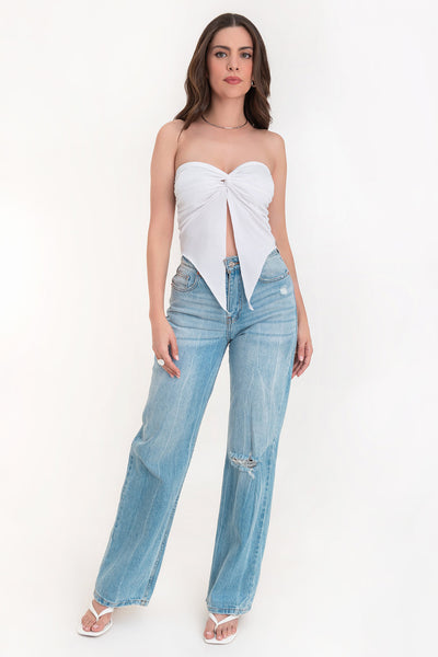 Top strapless satinado de escote corazón con nudo, plisados decorativos en costados y abertura frontal con bajo asimétrico. Rib rizado en borde de bajo.