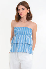 Top strapless de lino, fit ajustado, escote recto con fruncido y peplum con capas de olanes en bajo.