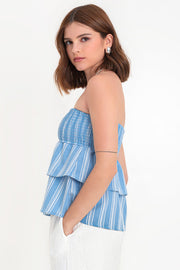 Top strapless de lino, fit ajustado, escote recto con fruncido y peplum con capas de olanes en bajo.