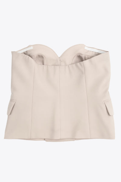 Top tubo de fit ajustado, strapless, escote corazón, bolsillos decorativos frontales con cartera y cierre frontal con hilera de botones en contraste.