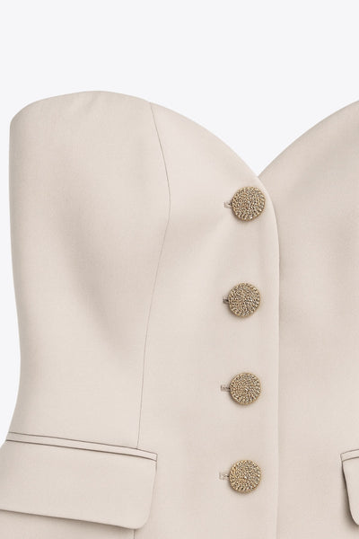 Top tubo de fit ajustado, strapless, escote corazón, bolsillos decorativos frontales con cartera y cierre frontal con hilera de botones en contraste.