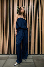 Top strapless globo de fit abullonado, escote recto y volumen en bajo. Cierre posterior con cremallera oculta.