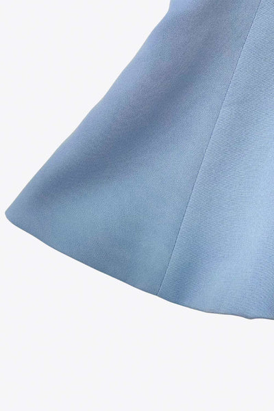 Top strapless de fit ajustado, escote recto, costuras decorativas y peplum con olanes. Cierre lateral con cremallera oculta.