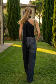 Top asimétrico de fit ajustado, sin mangas y escote diagonal con detalle de choker cruzado.