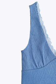 Top de fit ajustado, escote v con encaje en bordes, cortes frontales decorativos con plisados, sin mangas y detalle de textura en tejido.