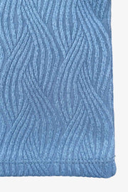 Top de fit ajustado, escote v con encaje en bordes, cortes frontales decorativos con plisados, sin mangas y detalle de textura en tejido.