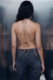 Top corto de mesh con lentejuela, fit recto, escote v, cuello halter con jareta y lazo amarrable posterior.