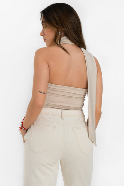 Top tubo de fit ajustado, escote recto, plisados en costados y detalle lateral de choker cruzado.