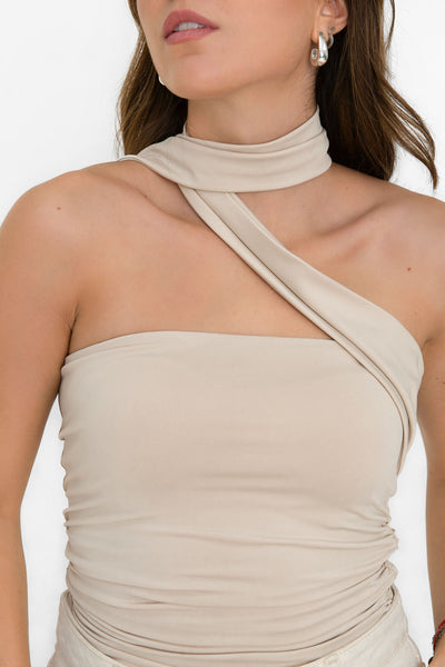 Top tubo de fit ajustado, escote recto, plisados en costados y detalle lateral de choker cruzado.