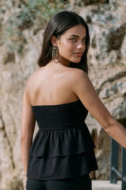 Top strapless de fit ajustado, escote recto con fruncido y peplum con capas de olanes en bajo.