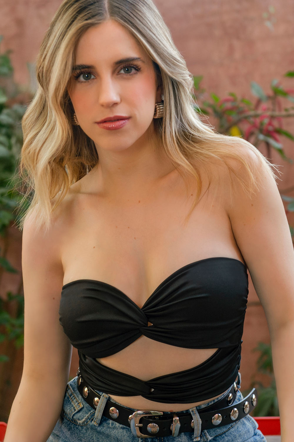 Top tubo corto de fit ajustado, escote corazón con doble nudo frontal, detalles plisados y cut out frontal.