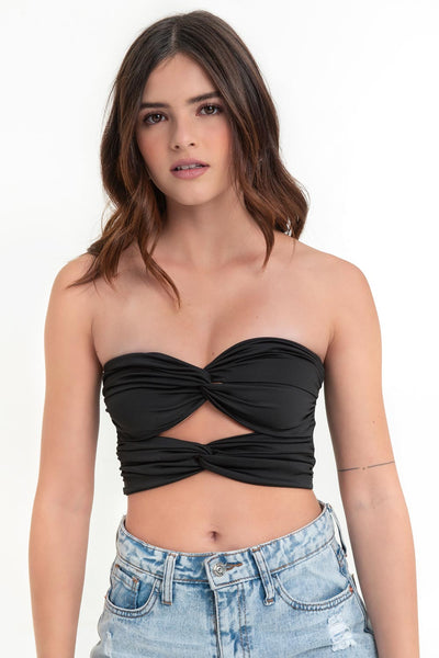 Top tubo corto de fit ajustado, escote corazón con doble nudo frontal, detalles plisados y cut out frontal.