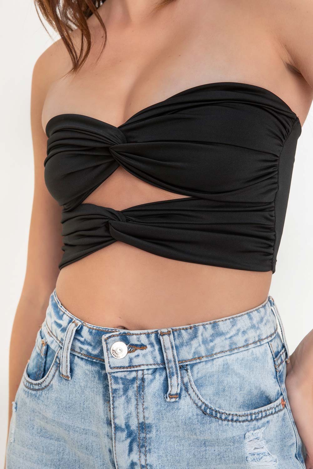 Top tubo corto de fit ajustado, escote corazón con doble nudo frontal, detalles plisados y cut out frontal.