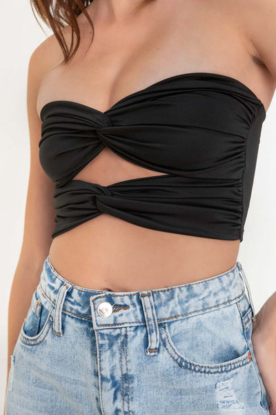 Top tubo corto de fit ajustado, escote corazón con doble nudo frontal, detalles plisados y cut out frontal.