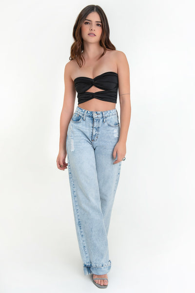 Top tubo corto de fit ajustado, escote corazón con doble nudo frontal, detalles plisados y cut out frontal.