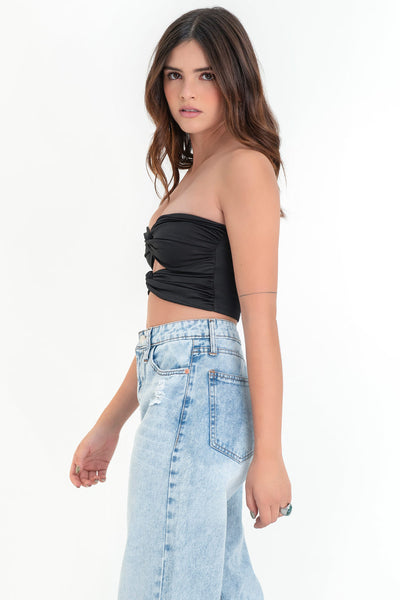 Top tubo corto de fit ajustado, escote corazón con doble nudo frontal, detalles plisados y cut out frontal.