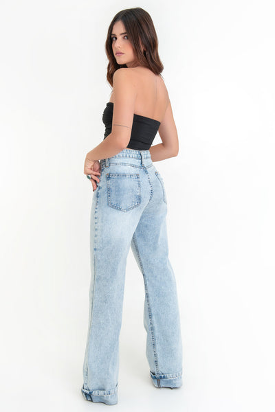 Top tubo corto de fit ajustado, escote corazón con doble nudo frontal, detalles plisados y cut out frontal.