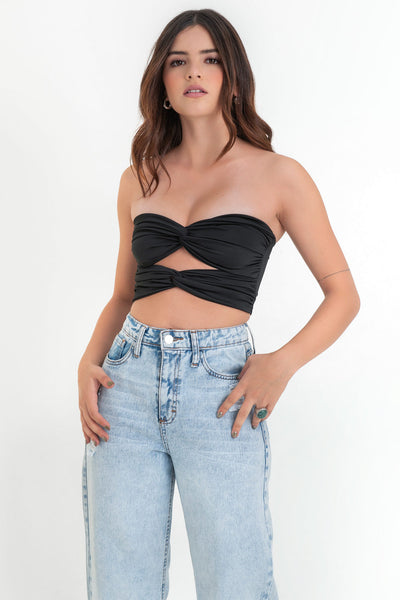 Top tubo corto de fit ajustado, escote corazón con doble nudo frontal, detalles plisados y cut out frontal.