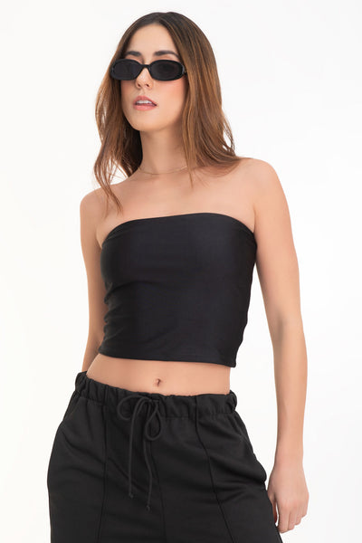 Top tubo corto satinado de fit ajustado y escote recto.