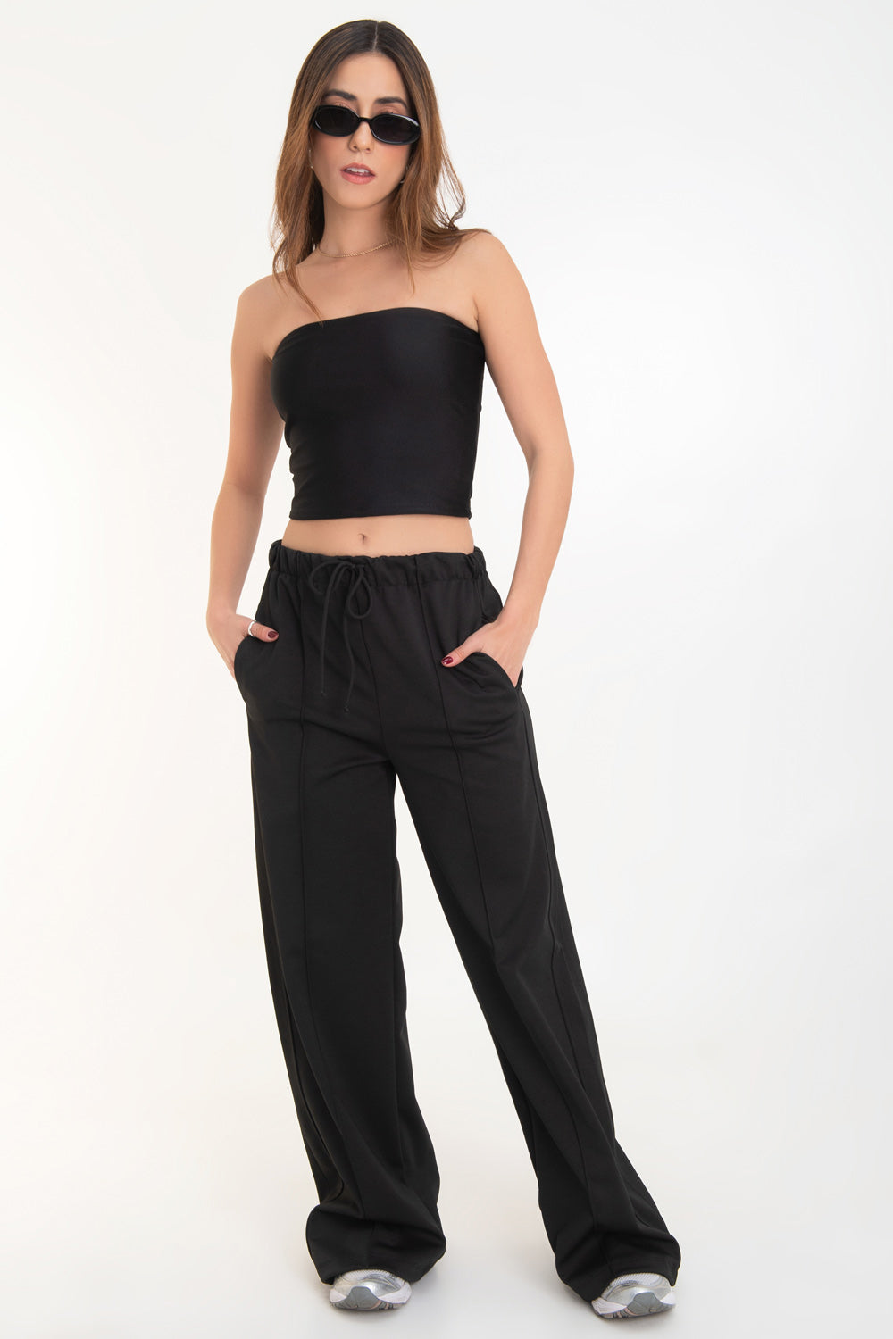 Top tubo corto satinado de fit ajustado y escote recto.